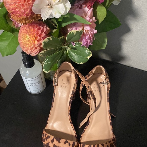 HEELS - Picture 3 of 3